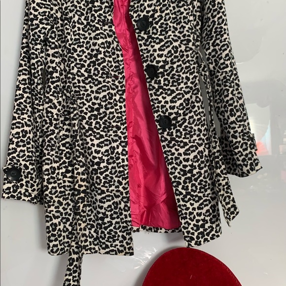 I only wish this coat fit me. I’ve had it since 2007 and wore it once. - Picture 3 of 7